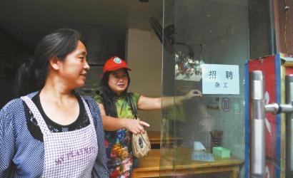 8月14日，市民志愿者體驗城管執(zhí)法招呼商家不要亂張貼。