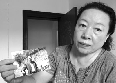 劉吉強的姐姐劉麗霞手持弟弟當年的照片。劉吉強在給家人的書信中多次要求申冤，家人為此奔走了16年。京華