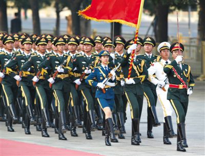 昨日，151人最大陣容的三軍儀仗隊，著新式禮賓服接受檢閱。這也是解放軍儀仗隊、軍樂團新式禮賓服首次亮