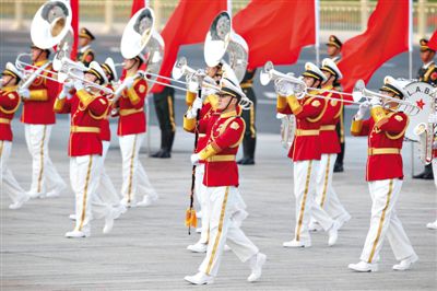 昨日，紅白相配的解放軍軍樂團行進演奏服亮相。杜洋 攝