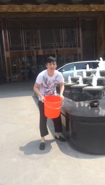 王思聰在進行冰桶挑戰(zhàn)。