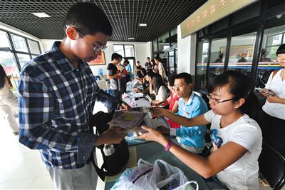 8月23日，清華大學(xué)新生在辦理入學(xué)手續(xù)。