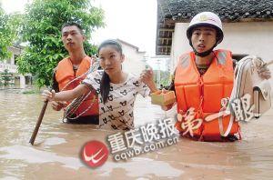 長壽區(qū)，消防官兵搜救被困群眾。