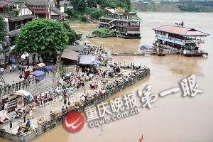 沙坪壩區(qū)磁器口，江水逼近休閑平臺。