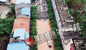 昨下午六點半，統(tǒng)景鎮(zhèn)上許多街道被淹，此時水位還在上漲。(重慶晚報航拍圖片)