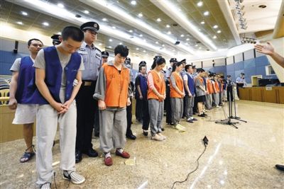 庭審現(xiàn)場。昨日，26名跨國電信詐騙嫌疑人在市一中院受審。