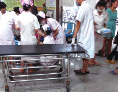 9月22日，在湖南省醴陵市第二醫(yī)院，爆炸事故傷員在接受救治（手機拍攝）。新華社發(fā)