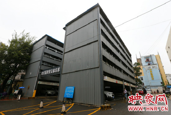 目前，市區(qū)內(nèi)的停車場數(shù)量還不能滿足廣大市民的需求。