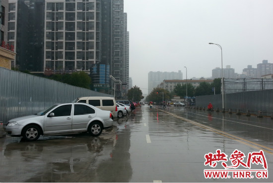 由于停車場分配不均，廣大私家車主選擇將車停在路邊。