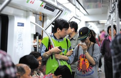 地鐵14號線，一名乘客正在車廂內(nèi)飲食。