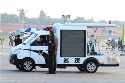 國慶節(jié)將至，昨日，天安門廣場增設(shè)新型巡邏車。該車配有遠射燈、顯示大屏、車頂攝像頭等設(shè)備。圖/CFP