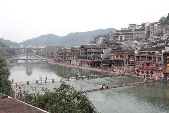 鳳凰古城以被吐槽七次高居最想吐槽榜榜首，而這七次吐槽全部來自在鳳凰古城隨機采訪的10名游客中。