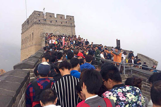 北京八達(dá)嶺長(zhǎng)城，游客在長(zhǎng)城上艱難移動(dòng)。