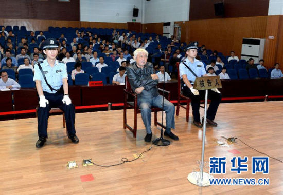 9月29日，方廣云在庭審現(xiàn)場。當(dāng)日，“合肥房叔”腐敗窩案核心人物方廣云在安徽省廬江縣出庭受審。 新華社記者 郭晨 攝