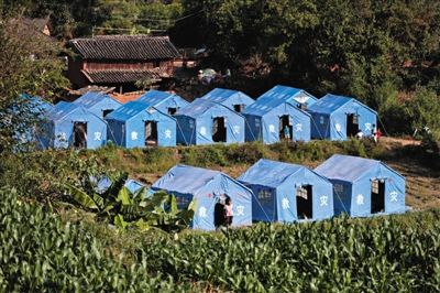 　昨日，云南省景谷縣永平鎮(zhèn)芒費(fèi)村地震中70受損戶，部分村民安置在帳篷里。