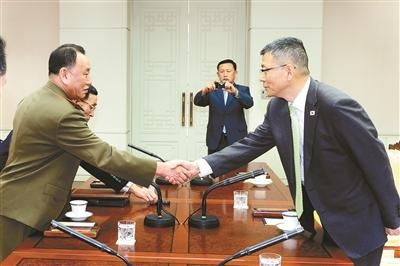 10月15日，韓國國防部國防政策室室長柳濟(jì)升和朝鮮人民武裝力量部偵查總局局長金英哲分別率團(tuán)出席板門店