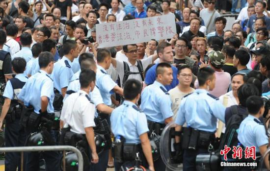 10月22日，有反對“占中”的市民前往旺角的非法占領(lǐng)區(qū)展示橫額，支持香港警隊。中新社發(fā) 譚達(dá)明 攝