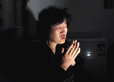 昨日,呼格吉勒圖的媽媽尚愛云在內(nèi)蒙古呼市家中講述這些年來的上訪經(jīng)歷。本版圖片/新京報記者 郭鐵流