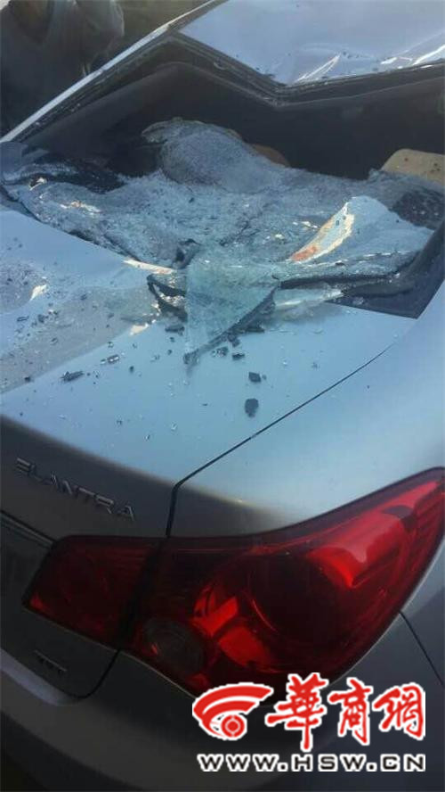 事發(fā)現(xiàn)場(chǎng)一輛伊蘭特轎車(chē)后擋風(fēng)玻璃破碎，車(chē)頂被砸出坑。記者 祁銘 攝