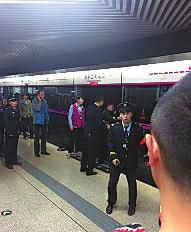 昨日18時57分，北京地鐵5號線惠新西街南口一女子遭遇不幸。昨晚9時記者在中日友好醫(yī)院發(fā)現(xiàn)女子已不幸身亡，女子遇險是被夾在安全門和地鐵門中間，列車啟動后掉下站臺。
