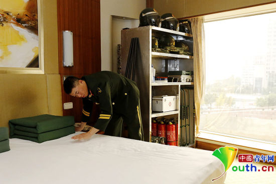 　11月7日，一名武警官兵在APEC駐地中國大飯店的房間內(nèi)整理內(nèi)務(wù)。