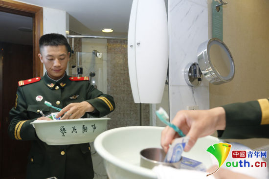駐守APEC駐地中國大飯店的武警官兵將自己平時(shí)使用的臉盆、毛巾等帶到酒店房間。