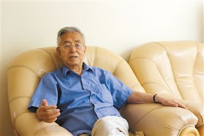 楊維駿 歷任云南省政協(xié)副主席等職。89歲高齡的楊維駿為12名失地農(nóng)民代表開道，到云南省政協(xié)反映問題。