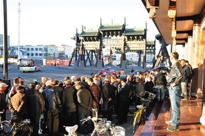 11月3日，大同市四牌樓附近，耿彥波“粉絲團(tuán)”在聚眾討論。