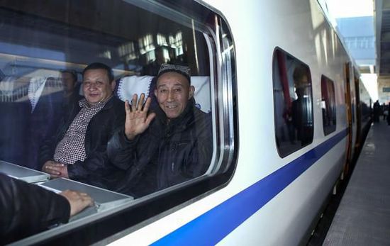 11月16日，旅客乘坐從烏魯木齊南站首發(fā)的D8602次列車(chē)。