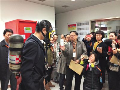 昨天，地鐵4號線北京南站站，地鐵工作人員為人大代表演示應急氧氣瓶佩戴方式。新京報記者