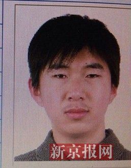 犯罪嫌疑人李小龍，27歲，唐山樂亭人。村干部說李小龍經(jīng)常把自己關(guān)在家里
