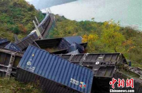 圖為脫軌現(xiàn)場(chǎng)。通訊員 毛毛 攝