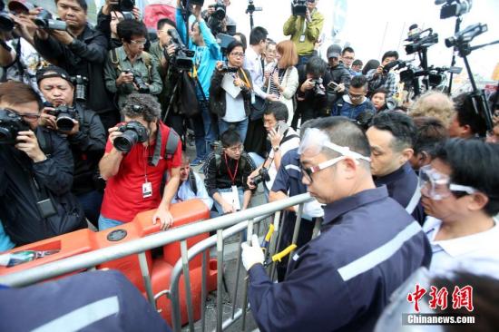 11月18日上午，香港法庭頒令執(zhí)達(dá)主任展開清除在金鐘中信大廈外的障礙物，先后清理了龍匯道上的鐵馬，警