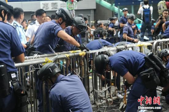 11月26日，香港法庭執(zhí)達(dá)主任在旺角彌敦道執(zhí)行禁制令，清除非法障礙物，后因受阻而要求警方協(xié)助執(zhí)行。