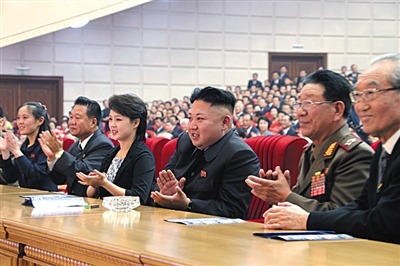 　5月19日，金正恩和夫人李雪主觀看演出，金與正（左一）坐在金正恩右邊第三個(gè)位置。