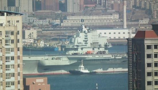 青島軍港周圍高樓林立，一睹遼寧號(hào)真容只需要一個(gè)好天氣（資料圖片）