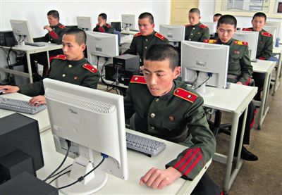 2013年4月18日，朝鮮平壤，士兵學(xué)習(xí)使用電腦。