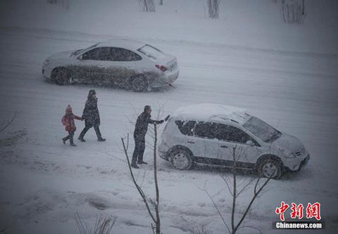 12月8日，經(jīng)過一夜降雪，烏魯木齊已是皚皚白雪一片。（圖片來源于中新網(wǎng)）