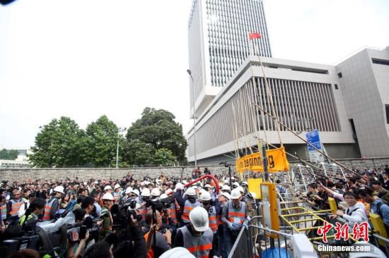 12月11日上午，香港非法“占領(lǐng)區(qū)”清除障礙物。