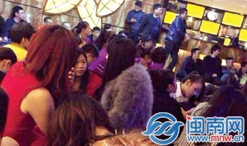 酒店內(nèi)，男男女女被分開而坐