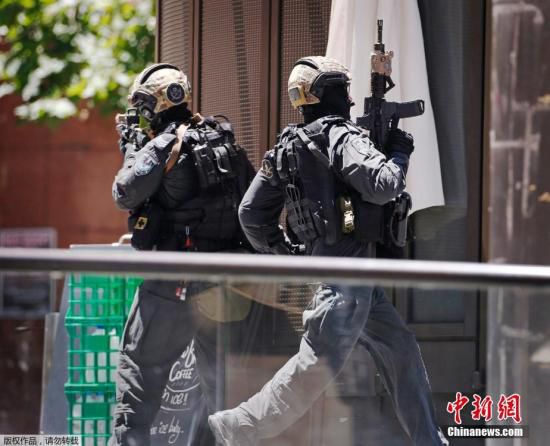目前咖啡館已經(jīng)關(guān)閉，警方，包括全副武裝的特警隊(duì)已經(jīng)將咖啡館包圍。