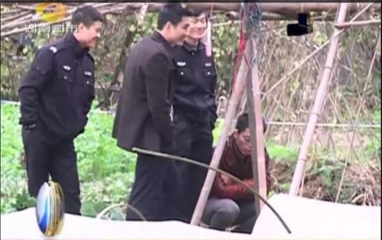一個見習(xí)警官，一個二級警司，和一個便衣人員站在菜地里笑。