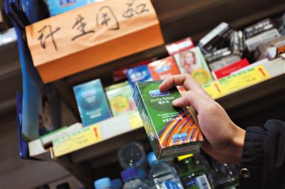清苑路“世紀(jì)華聯(lián)超市清友園店”的貨架上，擺放著購(gòu)自網(wǎng)店的“高仿”避孕套。