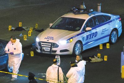 美國紐約兩名警察20日在巡邏車內(nèi)突遭槍擊身亡。紐約警察局長威廉·布拉頓說，槍手行兇后跑入附近一座地鐵站飲彈自盡，沒有跡象顯示這起血案與恐怖主義有關聯(lián)。