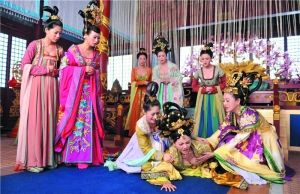 戲里一眾妃嬪的裝扮都相當“吸睛”。