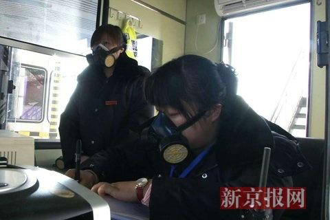 收費員戴防毒面具上班。當?shù)鼐W(wǎng)友供圖