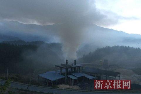 污染企業(yè)排放煙塵。當?shù)鼐W(wǎng)友供圖