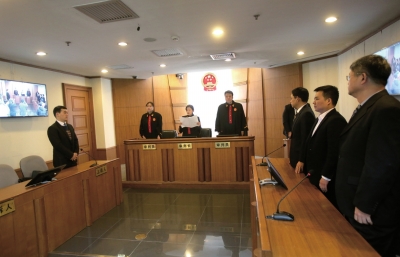 昨日，鄒恒甫及北大有關(guān)負(fù)責(zé)人并未到庭，圖為法官正在進(jìn)行宣判。