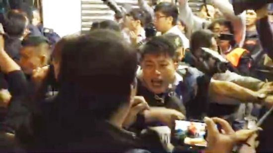 香港旺角數(shù)百人平安夜流動示威 警方拘捕多人