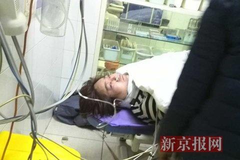 正在306醫(yī)院接受搶救的傷者。新京報記者 孔曉琦 攝